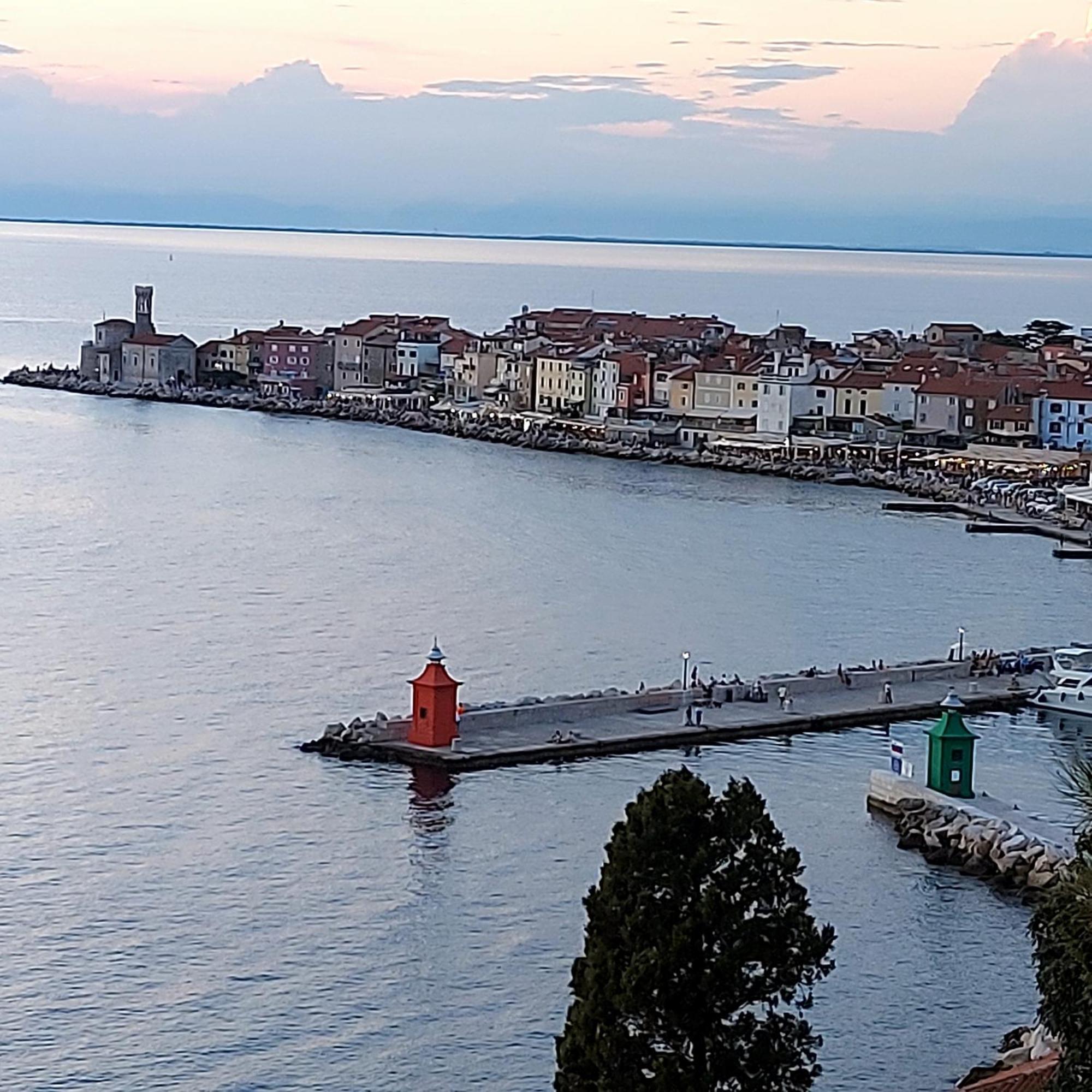 Apartments Stella - Parking Piran Exteriör bild